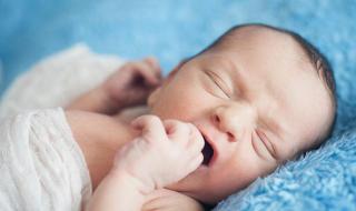 新生儿不吃奶的原因 新生婴儿爱睡觉不吃奶是怎么回事呢是什么原因导致的呢